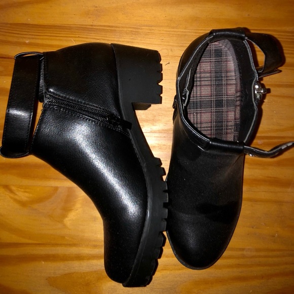 Nasty Gal Strapped Ankle boots - Picture 2 of 3